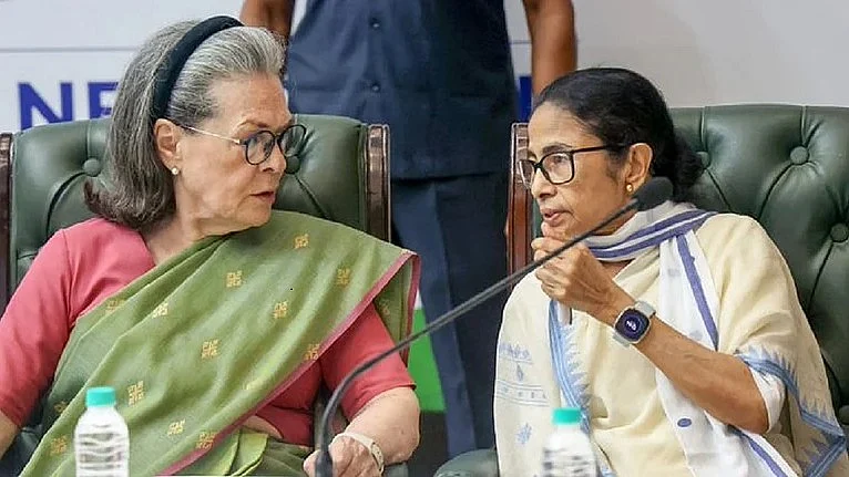 qaumiawaz2F2026-06-092F0m27ycfi2Fsonia-gandhi-and-mamata-banerjee.webp.webp